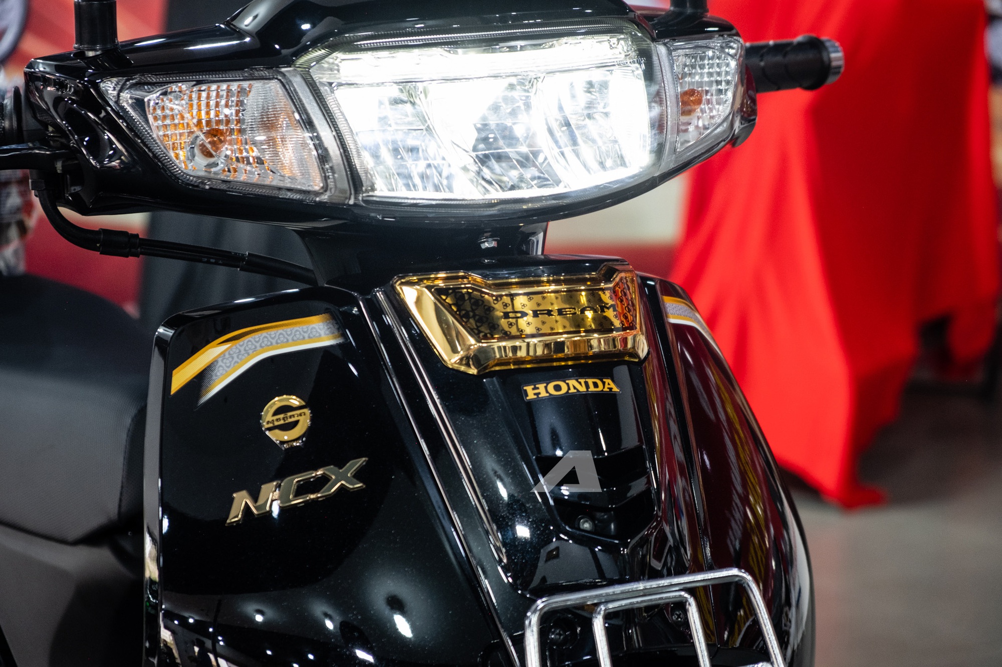 Honda Dream NCX 2026 đầu tiên về Việt Nam: Giá hơn 100 triệu đồng, ngang 2 chiếc SH- Ảnh 9. Honda Dream NCX 2026 đầu tiên về Việt Nam: Giá hơn 100 triệu đồng, ngang 2 chiếc SH- Ảnh 9.