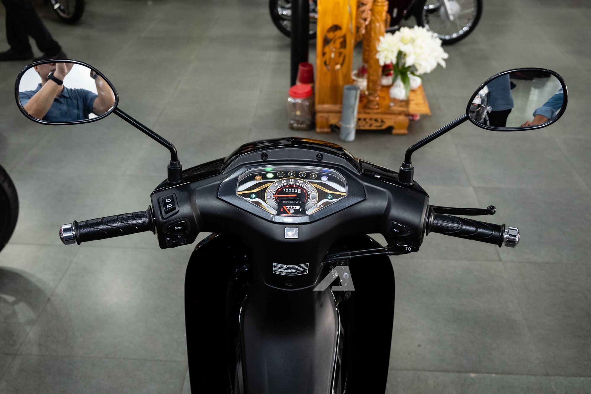 Honda Dream NCX 2026 đầu tiên về Việt Nam: Giá hơn 100 triệu đồng, ngang 2 chiếc SH- Ảnh 4. Honda Dream NCX 2026 đầu tiên về Việt Nam: Giá hơn 100 triệu đồng, ngang 2 chiếc SH- Ảnh 4.