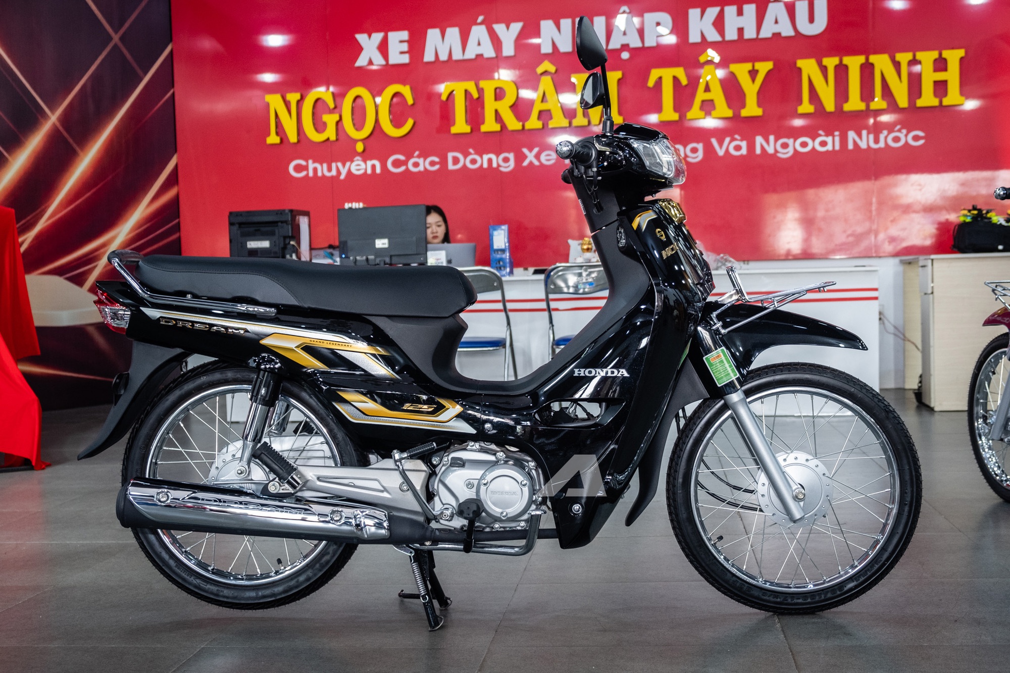 Honda Dream NCX 2026 đầu tiên về Việt Nam: Giá hơn 100 triệu đồng, ngang 2 chiếc SH- Ảnh 7. Honda Dream NCX 2026 đầu tiên về Việt Nam: Giá hơn 100 triệu đồng, ngang 2 chiếc SH- Ảnh 7.