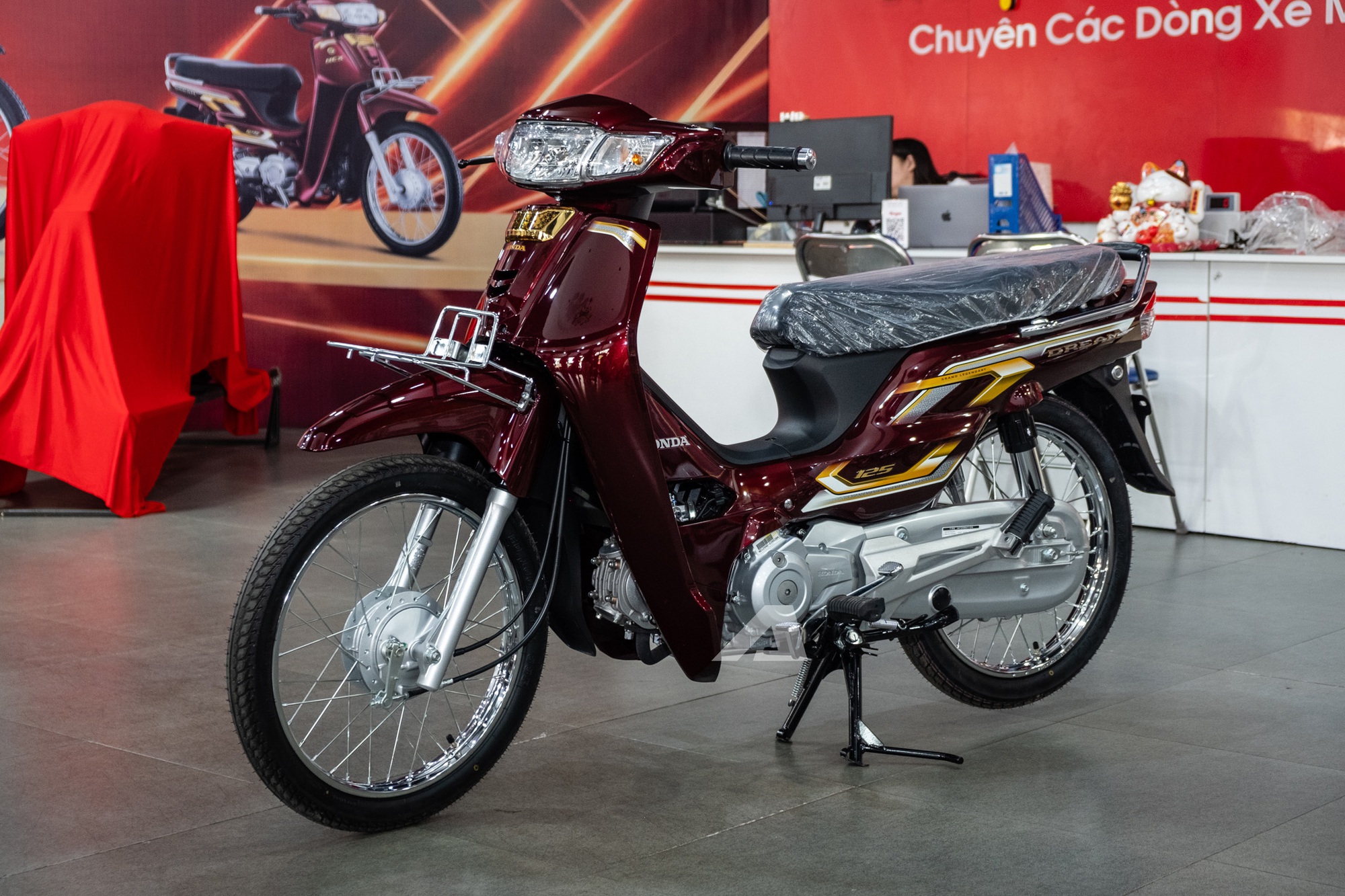 Honda Dream NCX 2026 đầu tiên về Việt Nam: Giá hơn 100 triệu đồng, ngang 2 chiếc SH- Ảnh 2. Honda Dream NCX 2026 đầu tiên về Việt Nam: Giá hơn 100 triệu đồng, ngang 2 chiếc SH- Ảnh 2.