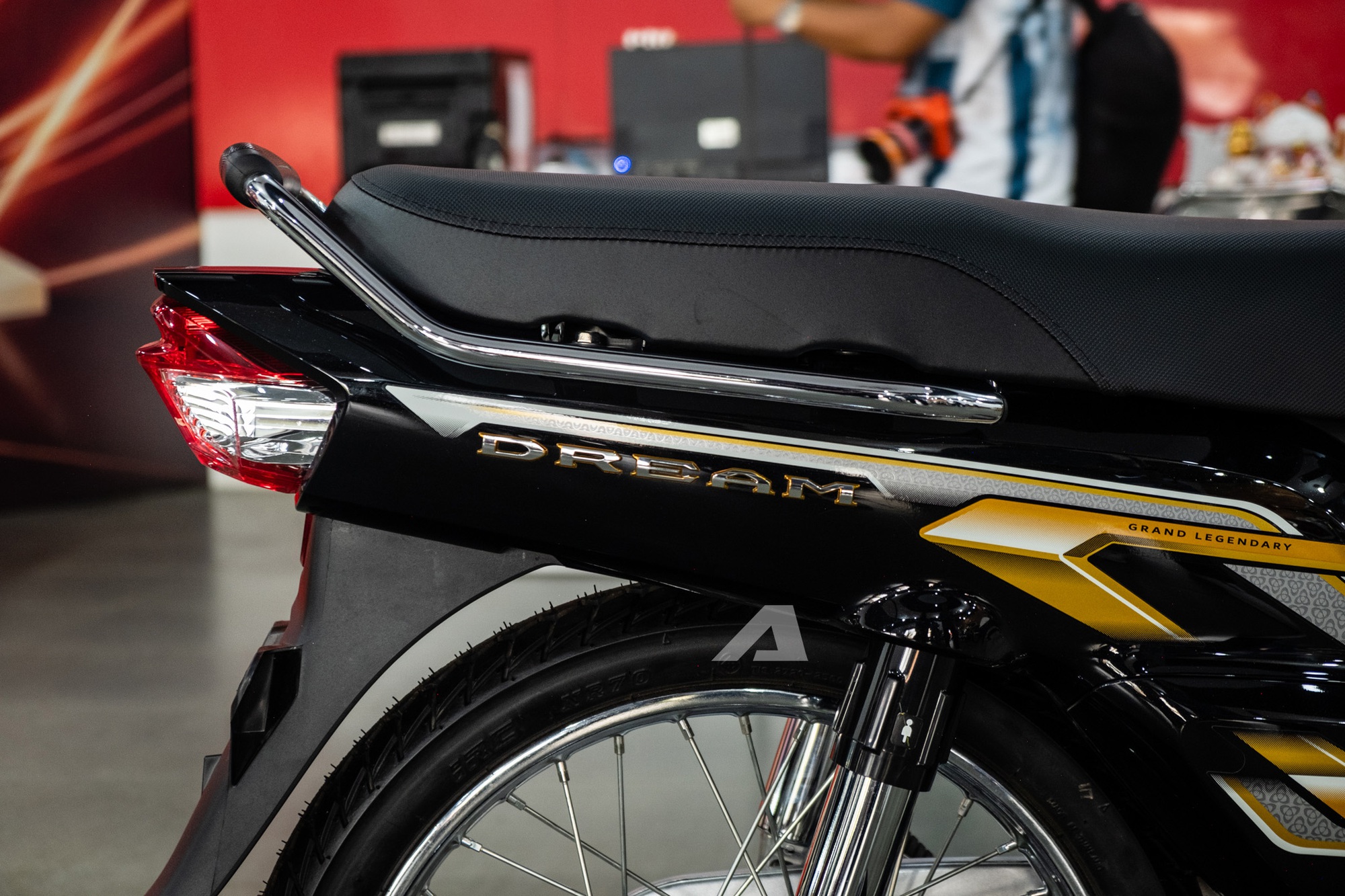 Honda Dream NCX 2026 đầu tiên về Việt Nam: Giá hơn 100 triệu đồng, ngang 2 chiếc SH- Ảnh 16. Honda Dream NCX 2026 đầu tiên về Việt Nam: Giá hơn 100 triệu đồng, ngang 2 chiếc SH- Ảnh 16.