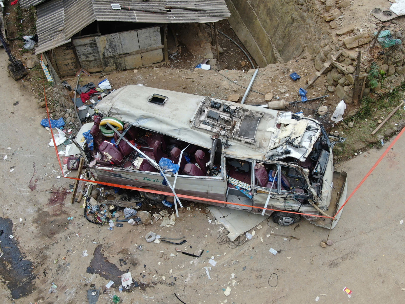 Vụ lật xe đi từ thiện khiến 9 người chết: C&ocirc; g&aacute;i 22 tuổi tho&aacute;t nạn v&igrave; dừng h&agrave;nh tr&igrave;nh giữa chừng- Ảnh 1.