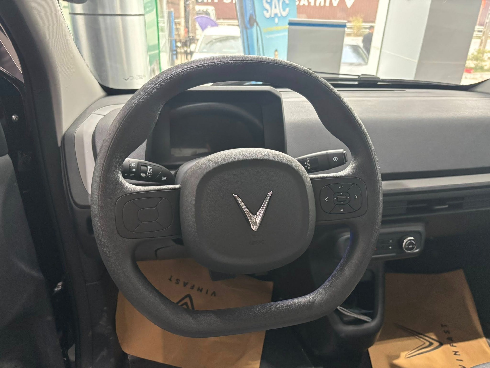 Đừng để ngoại hình đánh lừa, VinFast Minio Green có thể 'cân' được người cao 1m80 như thế này đây!- Ảnh 3. Đừng để ngoại hình đánh lừa, VinFast Minio Green có thể 'cân' được người cao 1m80 như thế này đây!- Ảnh 3.