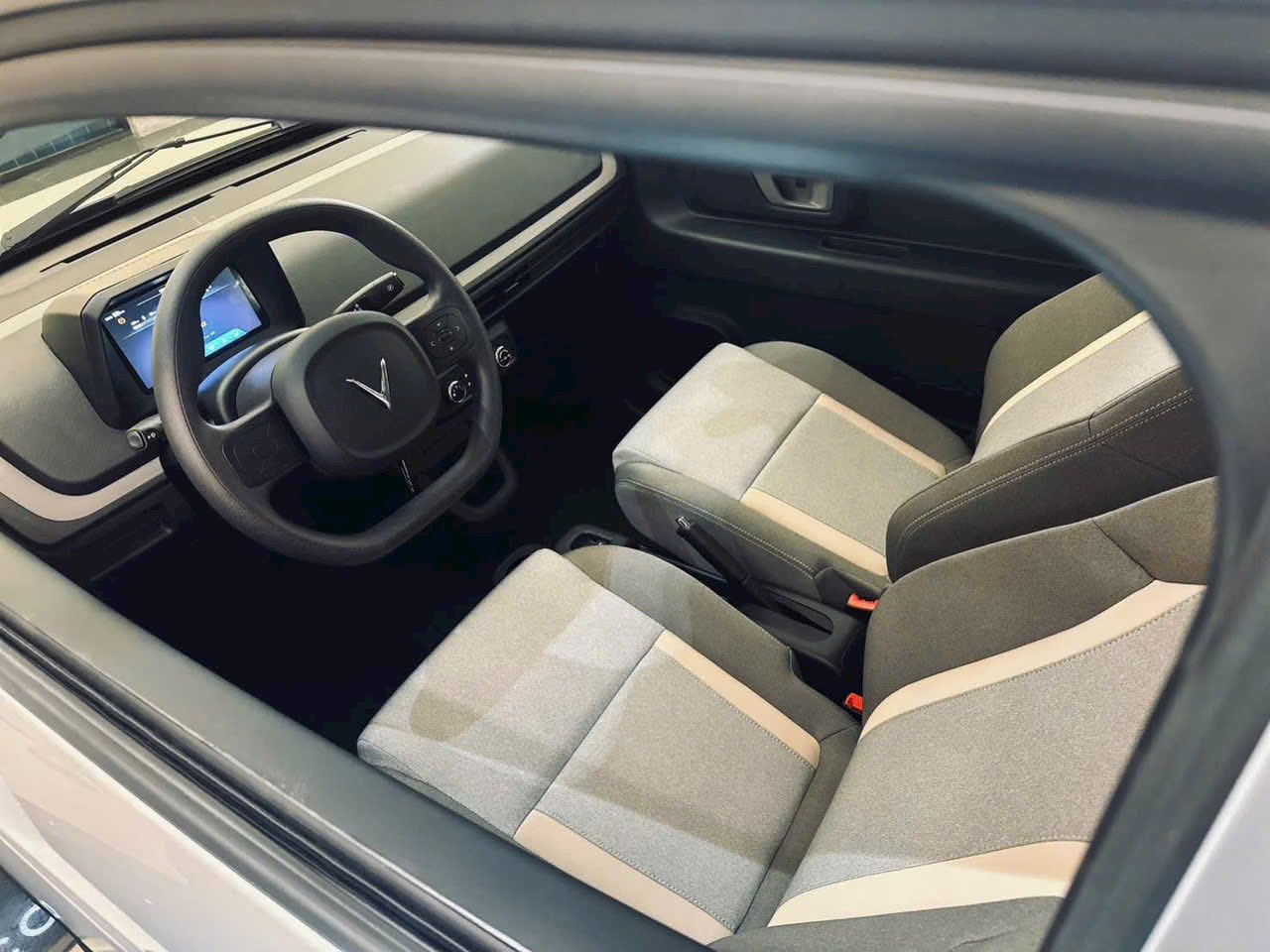 Đừng để ngoại hình đánh lừa, VinFast Minio Green có thể 'cân' được người cao 1m80 như thế này đây!- Ảnh 2. Đừng để ngoại hình đánh lừa, VinFast Minio Green có thể 'cân' được người cao 1m80 như thế này đây!- Ảnh 2.