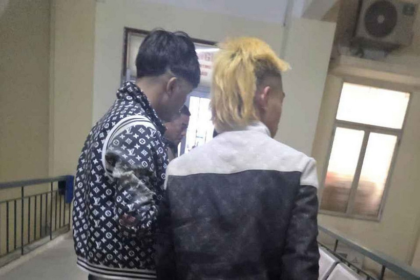 Hai thanh ni&ecirc;n &ldquo;th&ocirc;ng chốt&rdquo;, t&ocirc;ng xe v&agrave;o cảnh s&aacute;t giao th&ocirc;ng ở Hưng Y&ecirc;n- Ảnh 1.