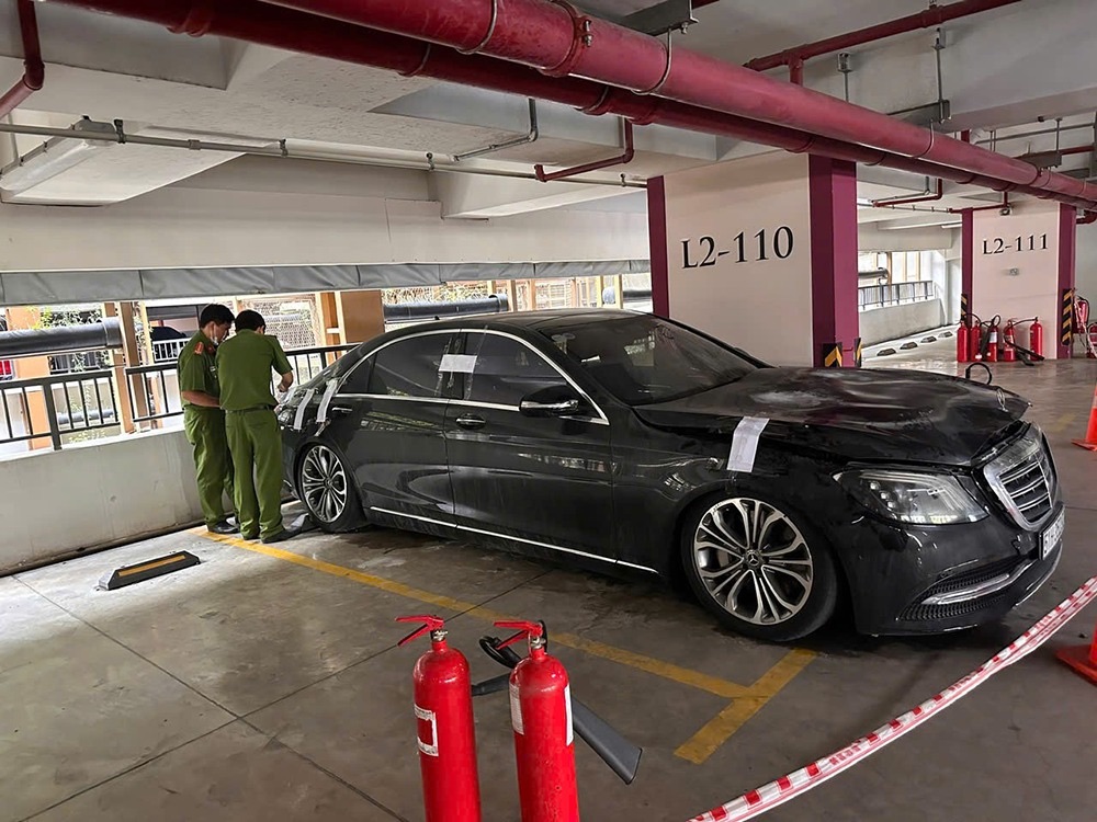 Nhìn lại những ‘drama’ chấn động làng xe Việt trong năm 2025: Từ Mercedes-Benz bốc cháy vì ‘bố chuột’ đến cú lừa ‘check xe’ nguyên bản dù từng tai nạn nát đuôi- Ảnh 1. Nhìn lại những ‘drama’ chấn động làng xe Việt trong năm 2025: Từ Mercedes-Benz bốc cháy vì ‘bố chuột’ đến cú lừa ‘check xe’ nguyên bản dù từng tai nạn nát đuôi- Ảnh 1.