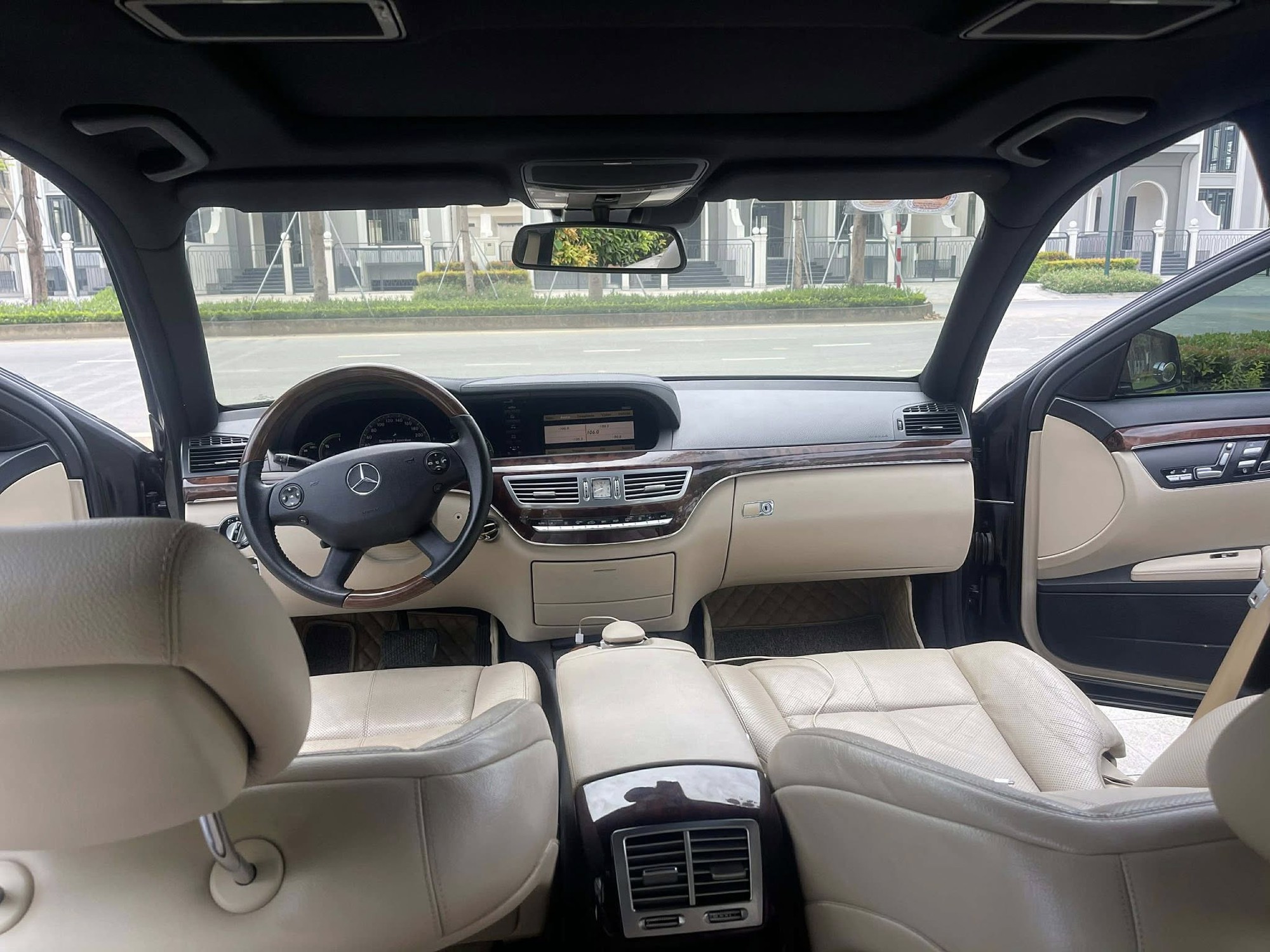 Mercedes-Benz S 350 bán rẻ ngang VF 3, người bán rao 'xe đi Tết, mua mới mất vài tỷ, chỉ đổ xăng là chạy'- Ảnh 4. Mercedes-Benz S 350 bán rẻ ngang VF 3, người bán rao 'xe đi Tết, mua mới mất vài tỷ, chỉ đổ xăng là chạy'- Ảnh 4.