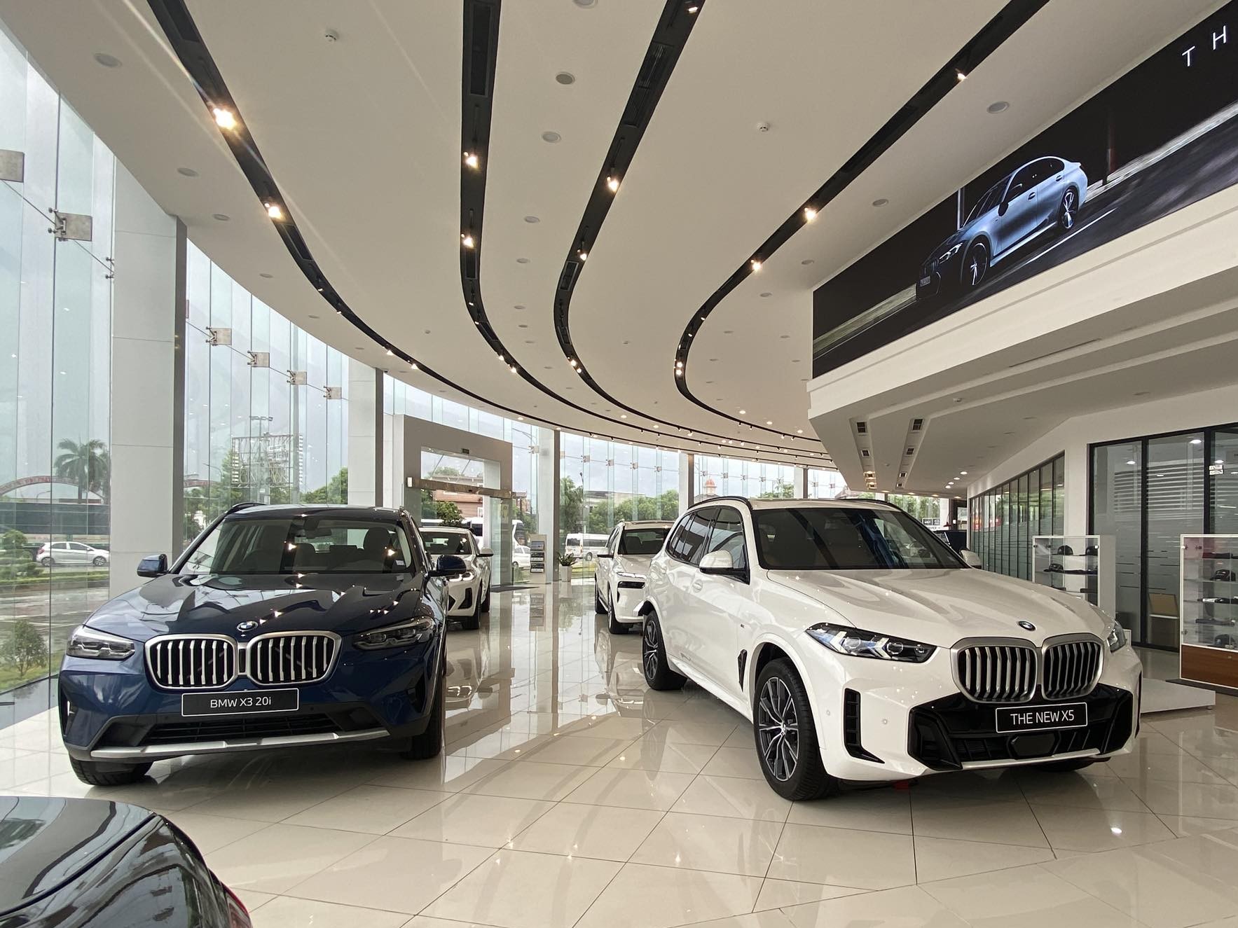 Giờ l&agrave; l&uacute;c nh&igrave;n lại thị trường &ocirc; t&ocirc; Việt Nam năm 2025: Giảm gi&aacute; chưa từng c&oacute;, xe xăng dầu bị '&aacute;t v&iacute;a' khi xe điện, hybrid l&ecirc;n ng&ocirc;i- Ảnh 1.