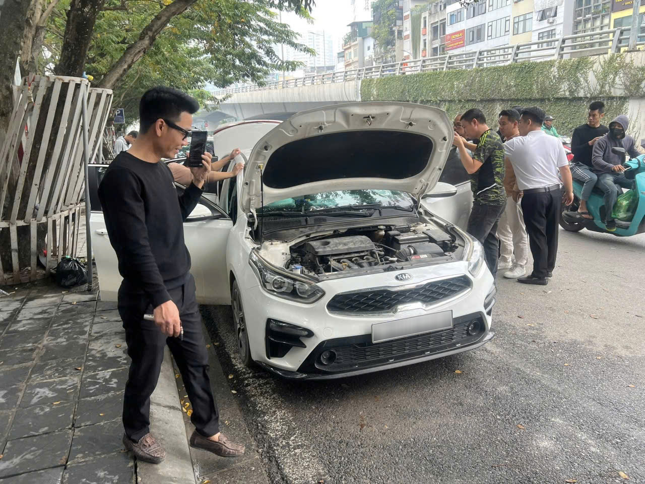 Nhìn lại những ‘drama’ chấn động làng xe Việt trong năm 2025: Từ Mercedes-Benz bốc cháy vì ‘bố chuột’ đến cú lừa ‘check xe’ nguyên bản dù từng tai nạn nát đuôi- Ảnh 9. Nhìn lại những ‘drama’ chấn động làng xe Việt trong năm 2025: Từ Mercedes-Benz bốc cháy vì ‘bố chuột’ đến cú lừa ‘check xe’ nguyên bản dù từng tai nạn nát đuôi- Ảnh 9.
