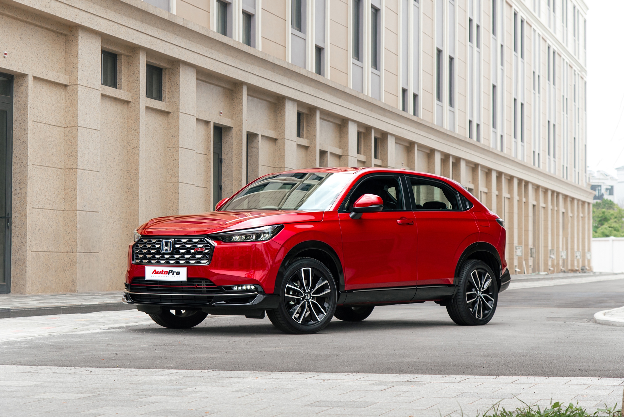 Giờ l&agrave; l&uacute;c nh&igrave;n lại thị trường &ocirc; t&ocirc; Việt Nam năm 2025: Giảm gi&aacute; chưa từng c&oacute;, xe xăng dầu bị '&aacute;t v&iacute;a' khi xe điện, hybrid l&ecirc;n ng&ocirc;i- Ảnh 4.