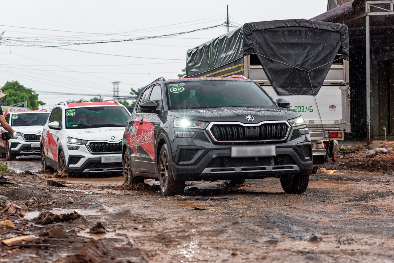 So k&egrave;o bộ đ&ocirc;i Skoda đang sản xuất trong nước: Gi&aacute; ngang xe Nhật, khung gầm ch&acirc;u &Acirc;u, liệu c&oacute; đủ sức g&acirc;y &aacute;p lực l&ecirc;n Vios v&agrave; Seltos?- Ảnh 1.