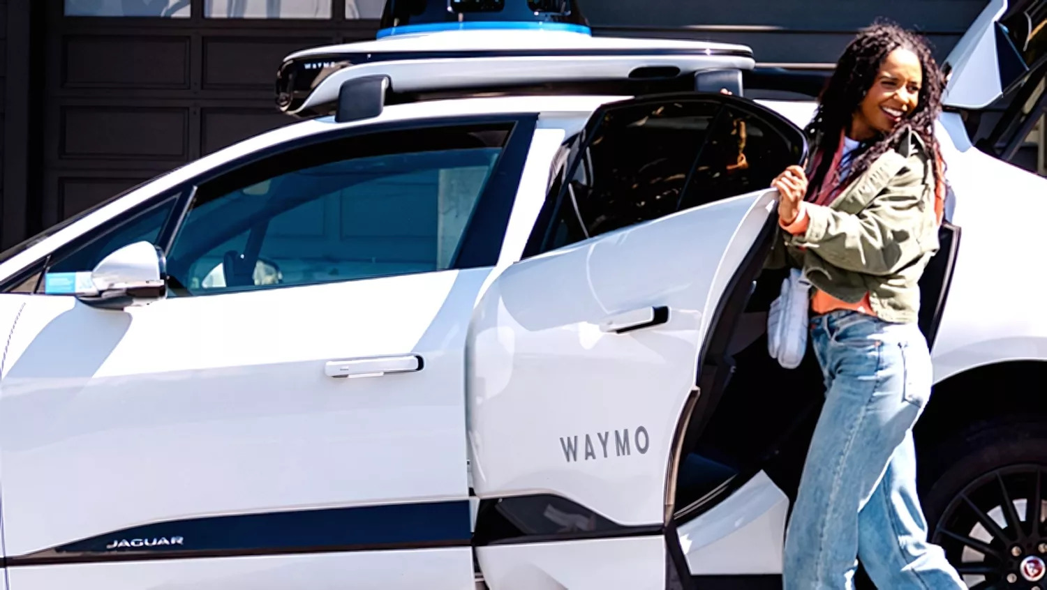 Nghề lạ đời nhất kỷ nguy&ecirc;n xe tự h&agrave;nh: Một lần đ&oacute;ng cửa xe cũng c&oacute; thể kiếm được 600 ngh&igrave;n đồng- Ảnh 1.