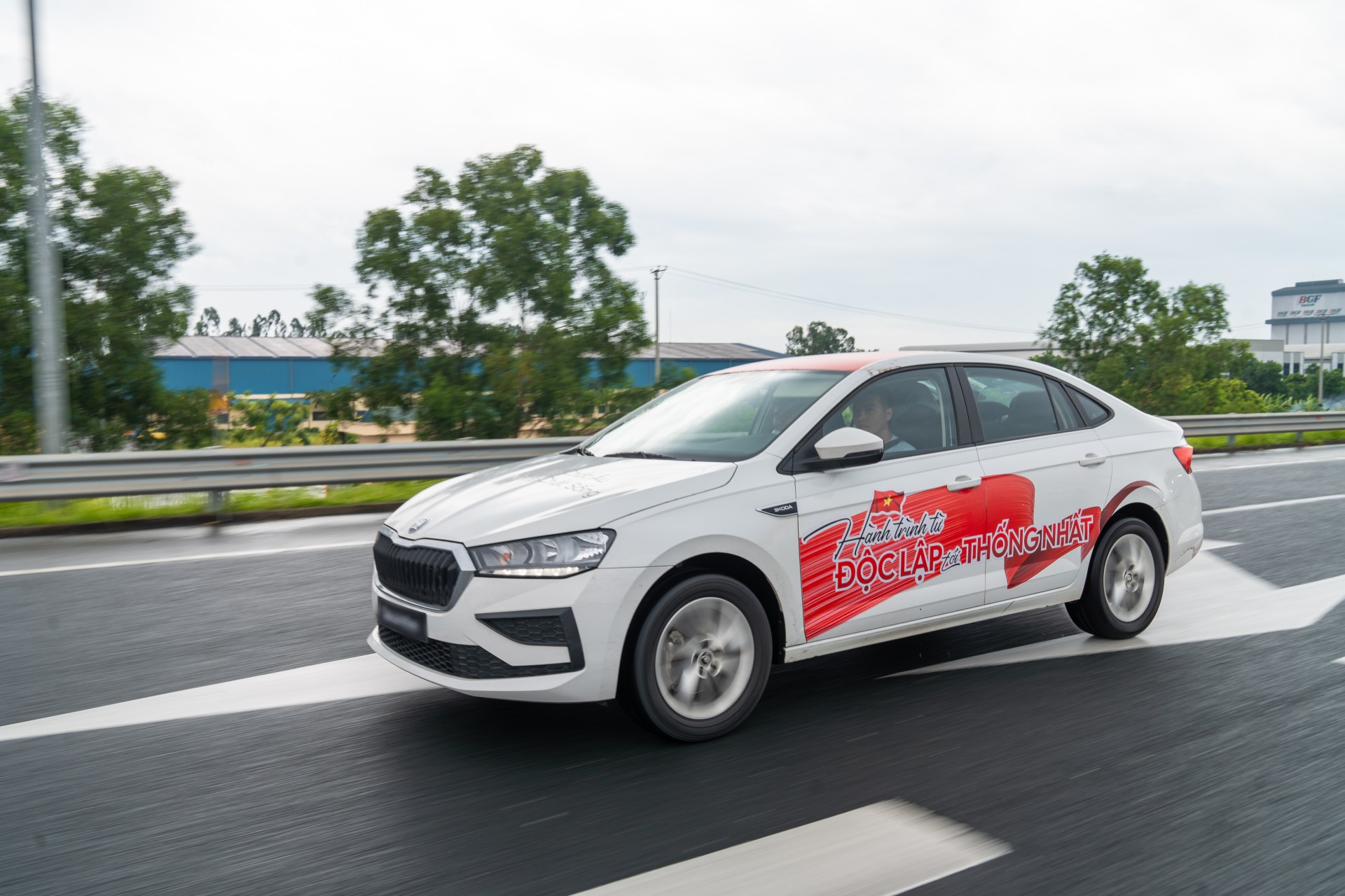 So k&egrave;o bộ đ&ocirc;i Skoda đang sản xuất trong nước: Gi&aacute; ngang xe Nhật, khung gầm ch&acirc;u &Acirc;u, liệu c&oacute; đủ sức g&acirc;y &aacute;p lực l&ecirc;n Vios v&agrave; Seltos?- Ảnh 2.