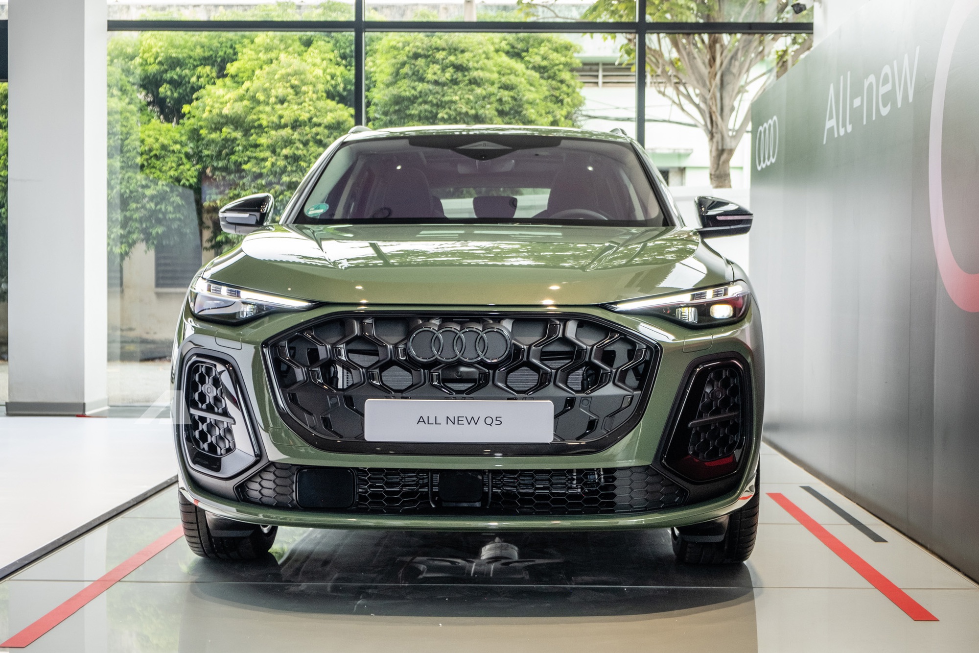 Audi Q5 thế hệ mới lần đầu lộ diện tại Việt Nam: Xác nhận ra mắt năm sau, nội thất 3 màn hình, bỏ ngỏ có phiên bản hybrid- Ảnh 3. Audi Q5 thế hệ mới lần đầu lộ diện tại Việt Nam: Xác nhận ra mắt năm sau, nội thất 3 màn hình, bỏ ngỏ có phiên bản hybrid- Ảnh 3.