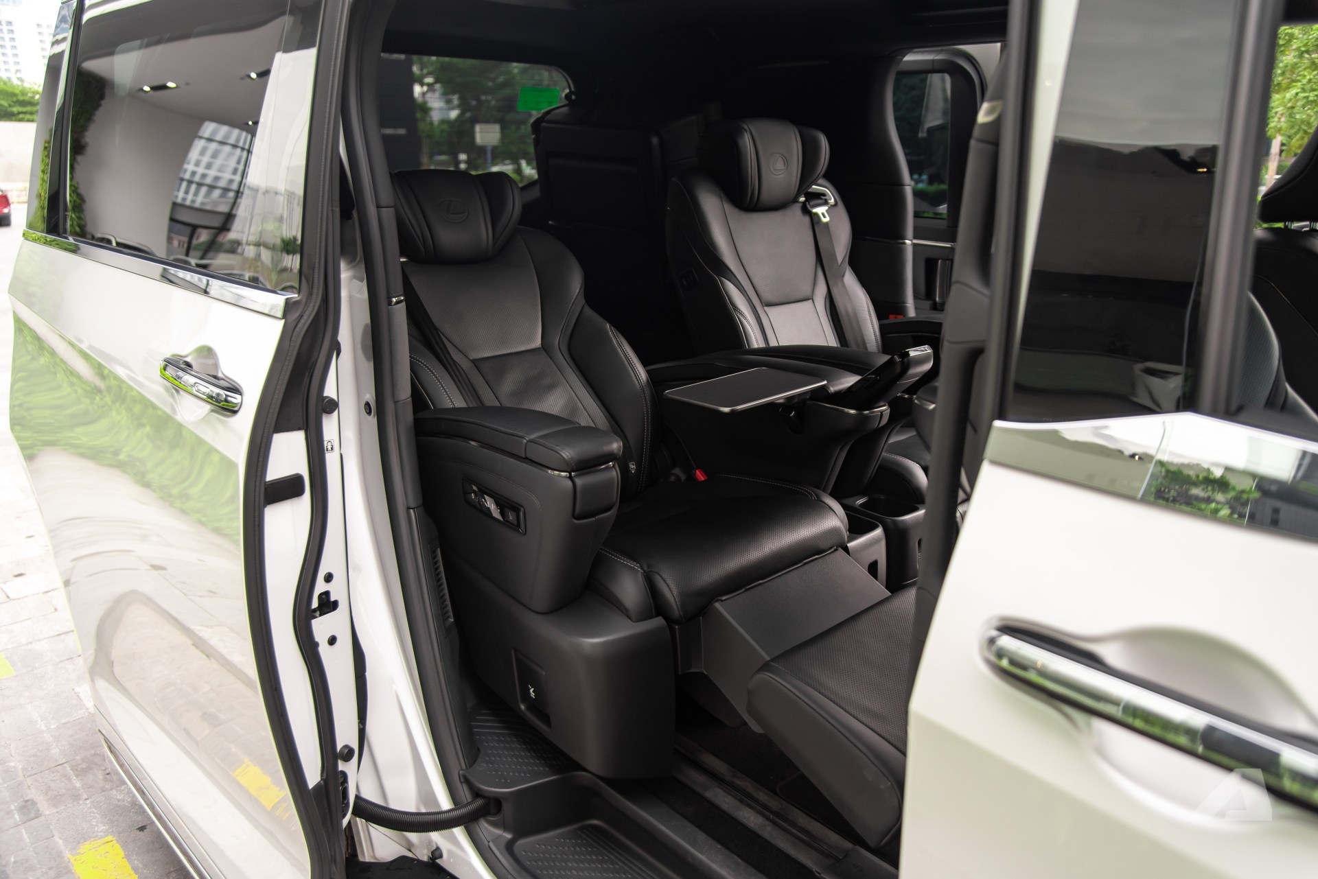 Gần 80km rời phố thị tới Kim Bôi với cảm giác tách mình trong khoang sau Lexus LM 500h- Ảnh 6.