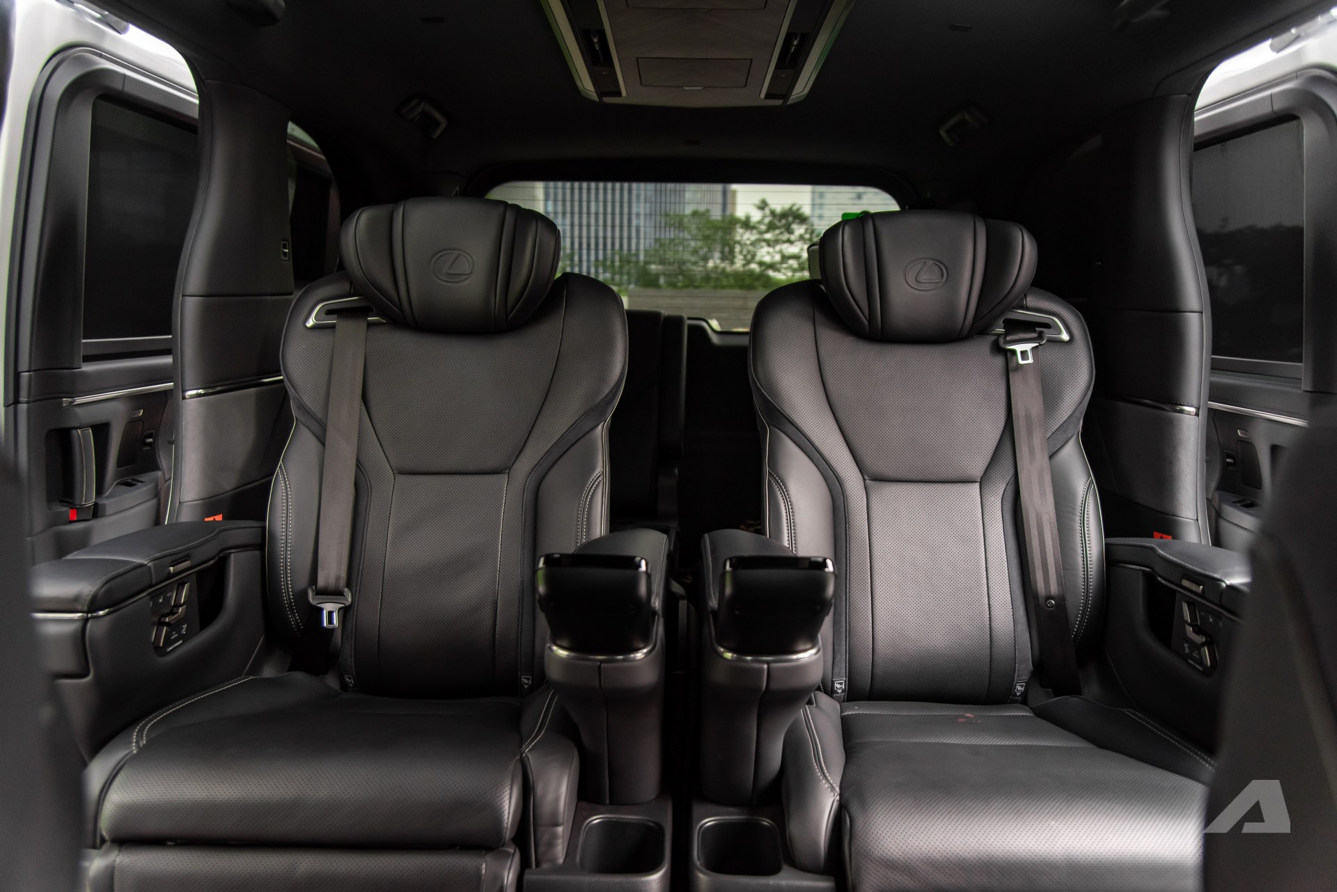 Gần 80km rời phố thị tới Kim Bôi với cảm giác tách mình trong khoang sau Lexus LM 500h- Ảnh 11.