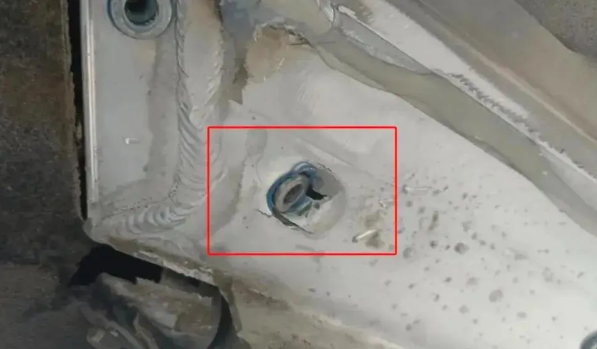 Xe điện vừa mua được 6 tháng đã hỏng pin, chủ xe muốn thay mới hết 634 triệu đồng nhưng công ty bảo hiểm từ chối bồi thường: “Pin này còn sửa được”- Ảnh 1. Xe điện vừa mua được 6 tháng đã hỏng pin, chủ xe muốn thay mới hết 634 triệu đồng nhưng công ty bảo hiểm từ chối bồi thường: “Pin này còn sửa được”- Ảnh 1.