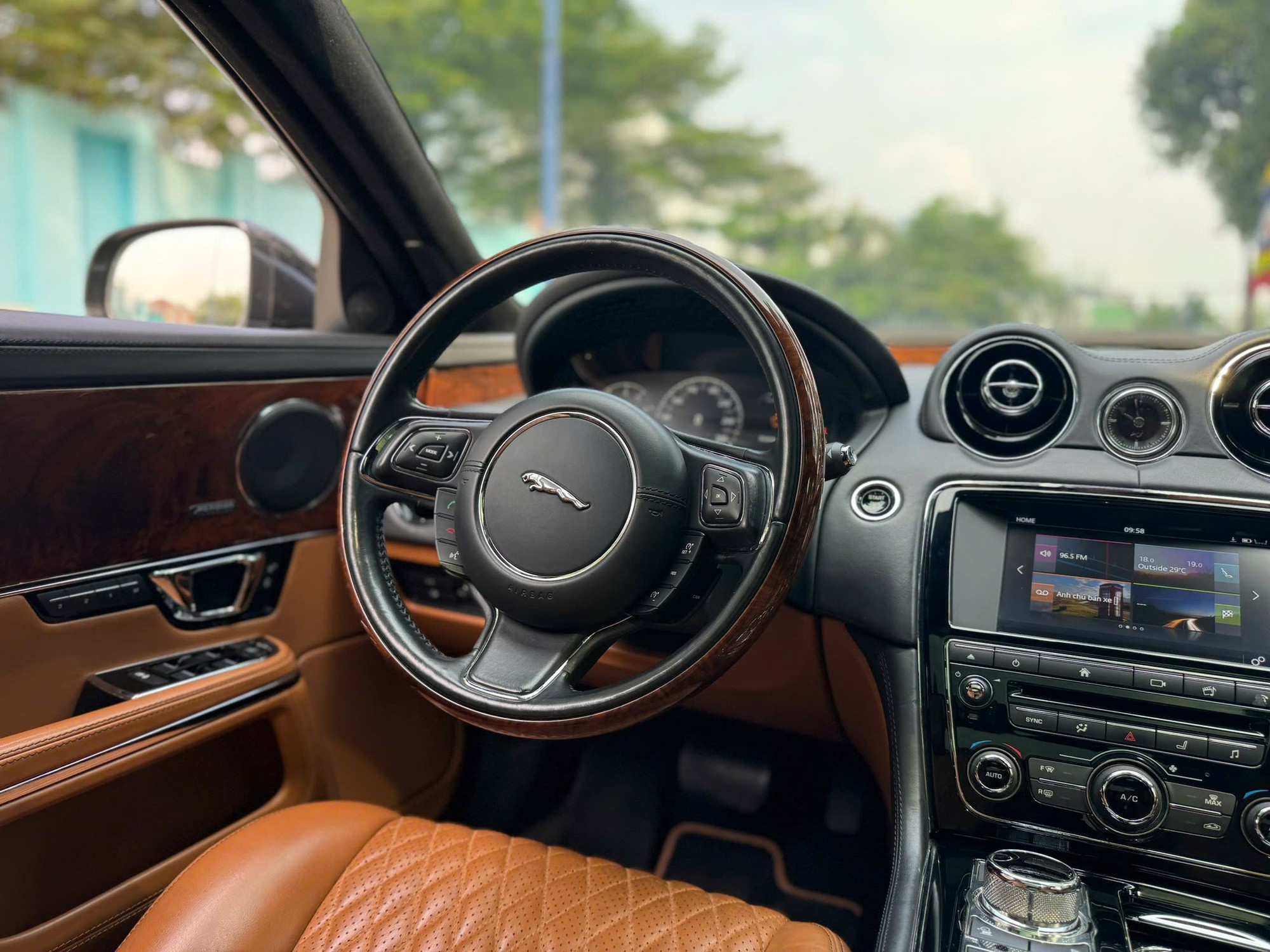 Jaguar XJL rao bán chưa đến 2 tỷ đồng sau 1 thập kỷ, cao hơn S-Class cùng thời nhưng người bán cho rằng đáng giá vì 'không dành cho số đông'- Ảnh 6.