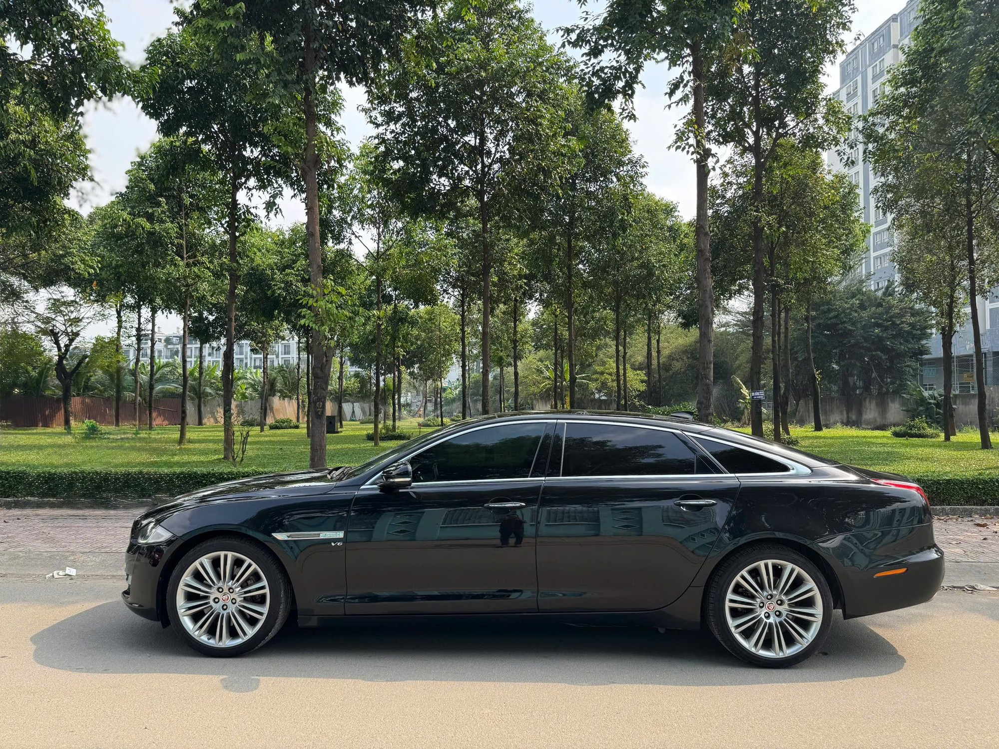 Jaguar XJL rao bán chưa đến 2 tỷ đồng sau 1 thập kỷ, cao hơn S-Class cùng thời nhưng người bán cho rằng đáng giá vì 'không dành cho số đông'- Ảnh 3.