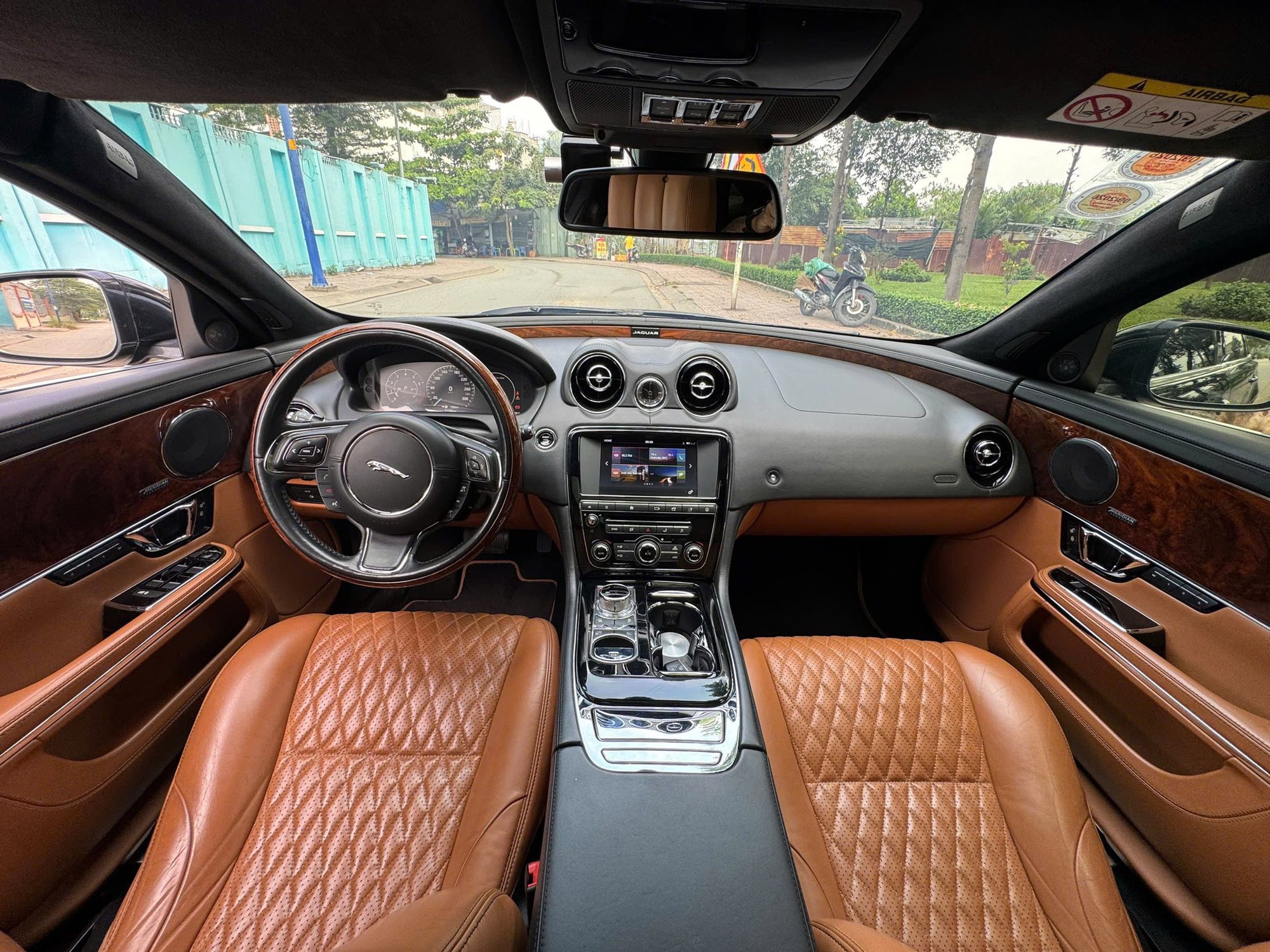 Jaguar XJL rao bán chưa đến 2 tỷ đồng sau 1 thập kỷ, cao hơn S-Class cùng thời nhưng người bán cho rằng đáng giá vì 'không dành cho số đông'- Ảnh 5.