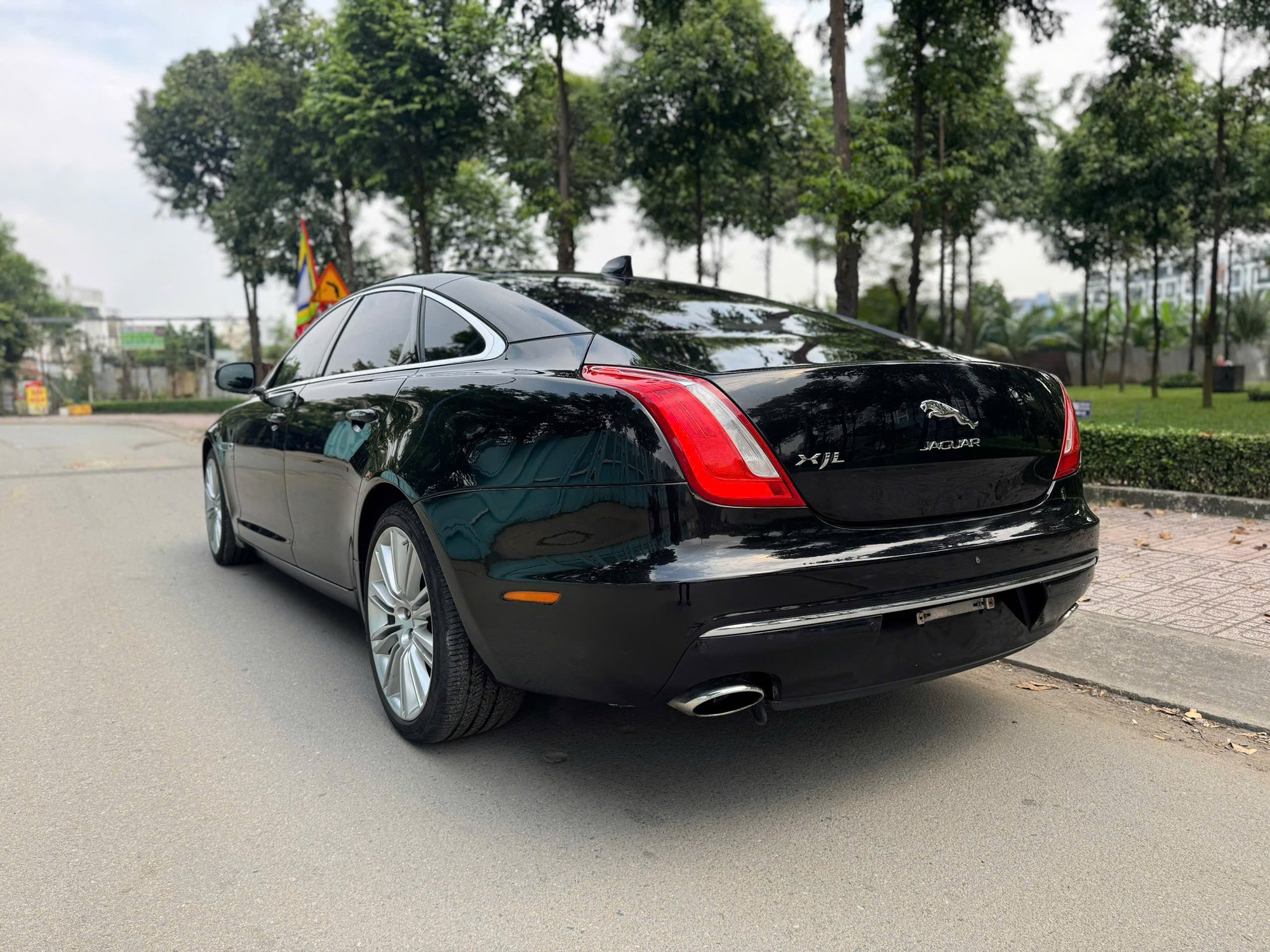 Jaguar XJL rao bán chưa đến 2 tỷ đồng sau 1 thập kỷ, cao hơn S-Class cùng thời nhưng người bán cho rằng đáng giá vì 'không dành cho số đông'- Ảnh 4.
