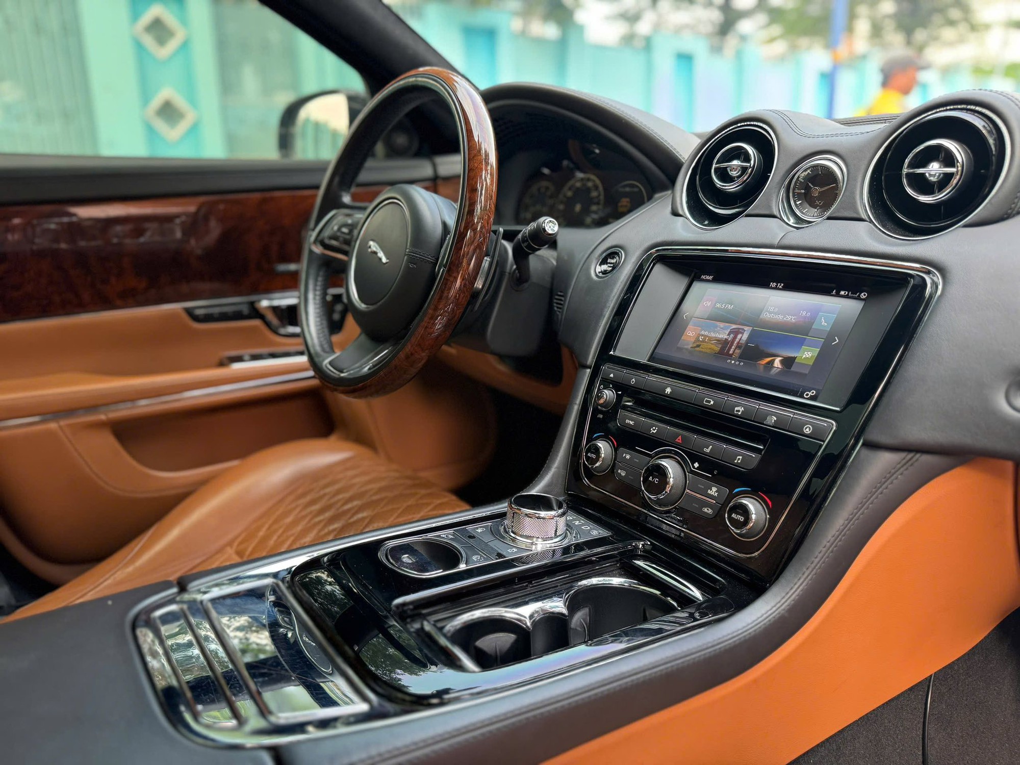 Jaguar XJL rao bán chưa đến 2 tỷ đồng sau 1 thập kỷ, cao hơn S-Class cùng thời nhưng người bán cho rằng đáng giá vì 'không dành cho số đông'- Ảnh 7.