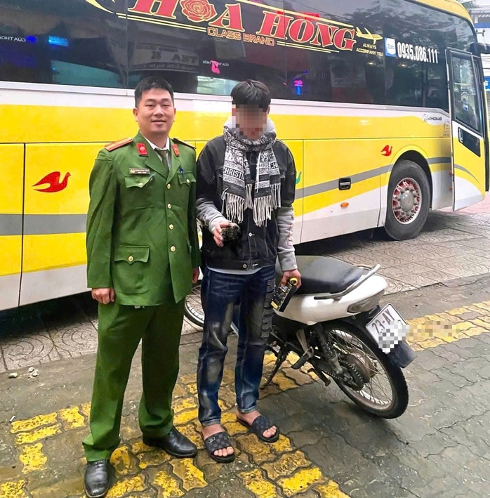 Lái xe máy đi gặp "bạn gái online", thanh niên 18 tuổi bị lạc, nhịn đói 2 ngày- Ảnh 1. Lái xe máy đi gặp "bạn gái online", thanh niên 18 tuổi bị lạc, nhịn đói 2 ngày- Ảnh 1.