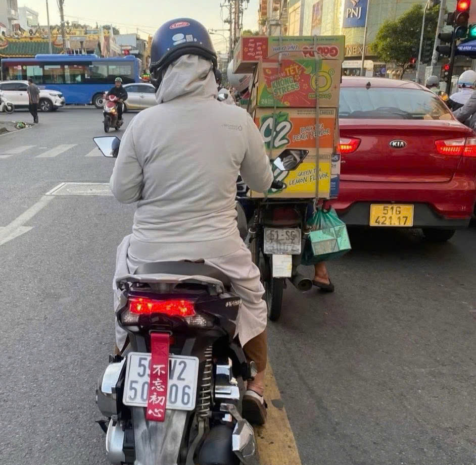 Dán "bùa" che biển số xe, 2 phụ nữ ở TPHCM bị mời đến trụ sở công an- Ảnh 1.