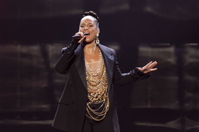 Khung hình hiếm có ở VinFuture 2025: Tỷ phú Phạm Nhật Vượng và hai con trai chọn phụ kiện giống hệt nhau- Ảnh 7.