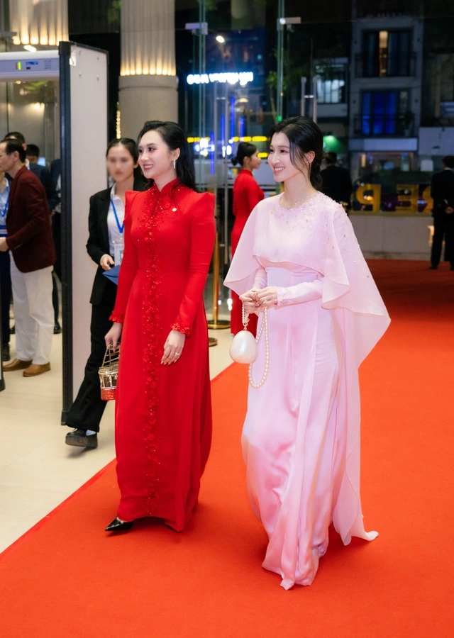 Khung hình hiếm có ở VinFuture 2025: Tỷ phú Phạm Nhật Vượng và hai con trai chọn phụ kiện giống hệt nhau- Ảnh 4.