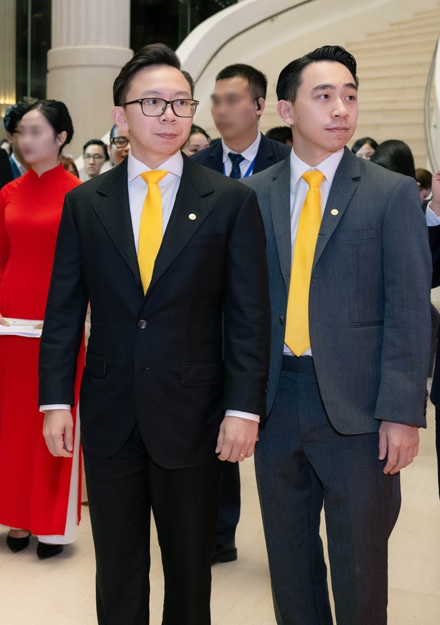 Khung hình hiếm có ở VinFuture 2025: Tỷ phú Phạm Nhật Vượng và hai con trai chọn phụ kiện giống hệt nhau- Ảnh 2.