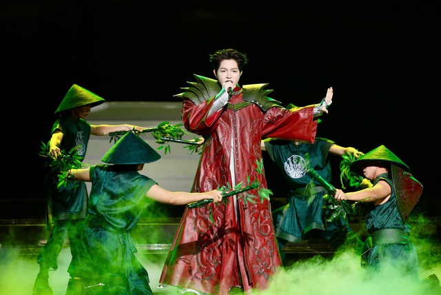 Khung hình hiếm có ở VinFuture 2025: Tỷ phú Phạm Nhật Vượng và hai con trai chọn phụ kiện giống hệt nhau- Ảnh 8.