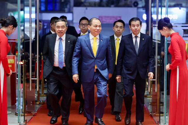 Khung hình hiếm có ở VinFuture 2025: Tỷ phú Phạm Nhật Vượng và hai con trai chọn phụ kiện giống hệt nhau- Ảnh 1.