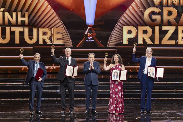 Khung hình hiếm có ở VinFuture 2025: Tỷ phú Phạm Nhật Vượng và hai con trai chọn phụ kiện giống hệt nhau- Ảnh 6.