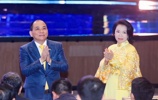Khung hình hiếm có ở VinFuture 2025: Tỷ phú Phạm Nhật Vượng và hai con trai chọn phụ kiện giống hệt nhau- Ảnh 5.