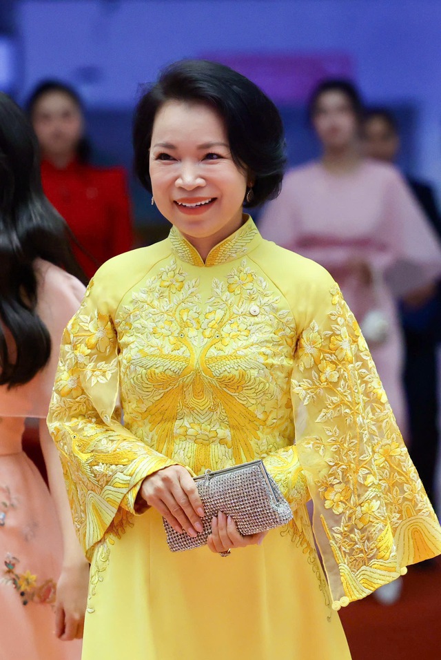 Khung hình hiếm có ở VinFuture 2025: Tỷ phú Phạm Nhật Vượng và hai con trai chọn phụ kiện giống hệt nhau- Ảnh 3.