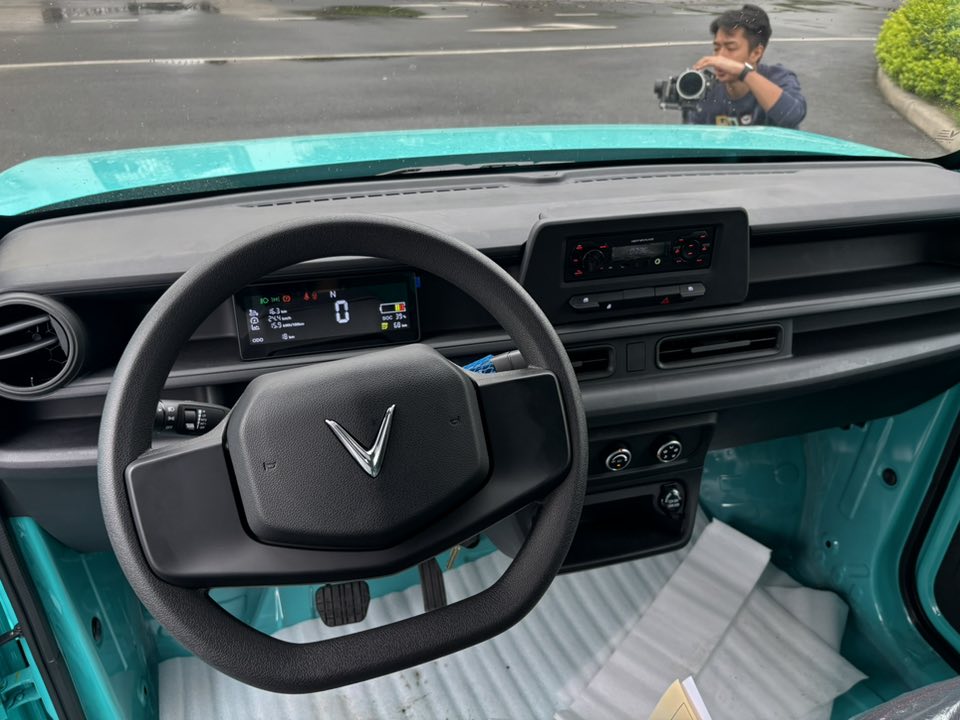 Hình chi tiết VinFast EC Van sắp bàn giao khách hàng: Nội thất tối giản, 1 màn hình, âm thanh radio, kính chỉnh điện, thùng hàng 2.600L- Ảnh 9.