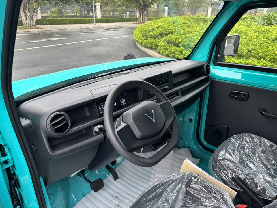 Hình chi tiết VinFast EC Van sắp bàn giao khách hàng: Nội thất tối giản, 1 màn hình, âm thanh radio, kính chỉnh điện, thùng hàng 2.600L- Ảnh 8.