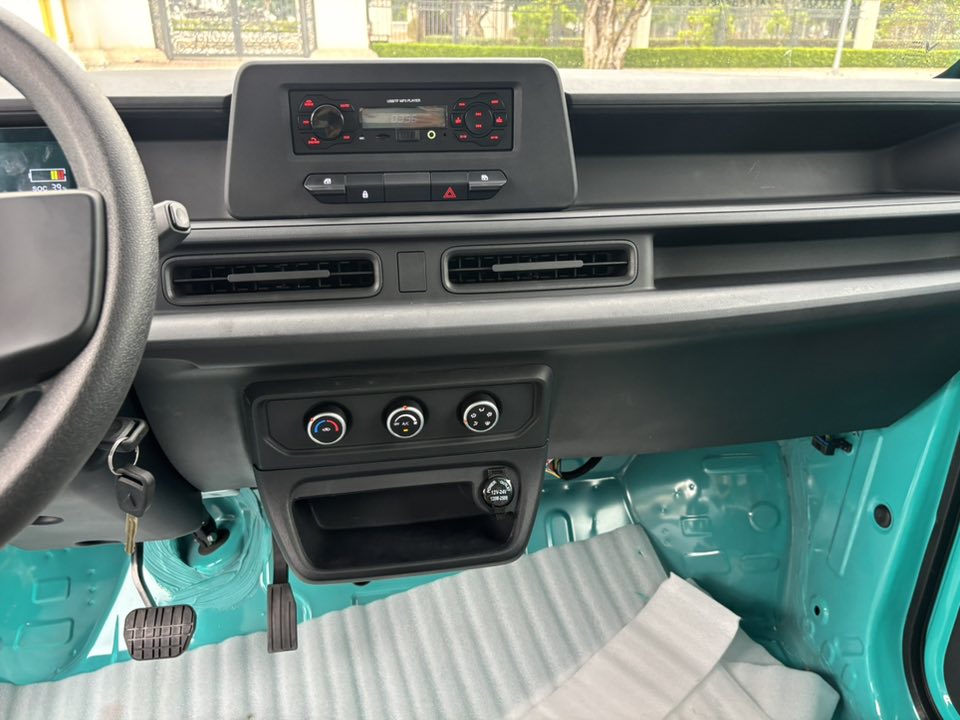 Hình chi tiết VinFast EC Van sắp bàn giao khách hàng: Nội thất tối giản, 1 màn hình, âm thanh radio, kính chỉnh điện, thùng hàng 2.600L- Ảnh 10.