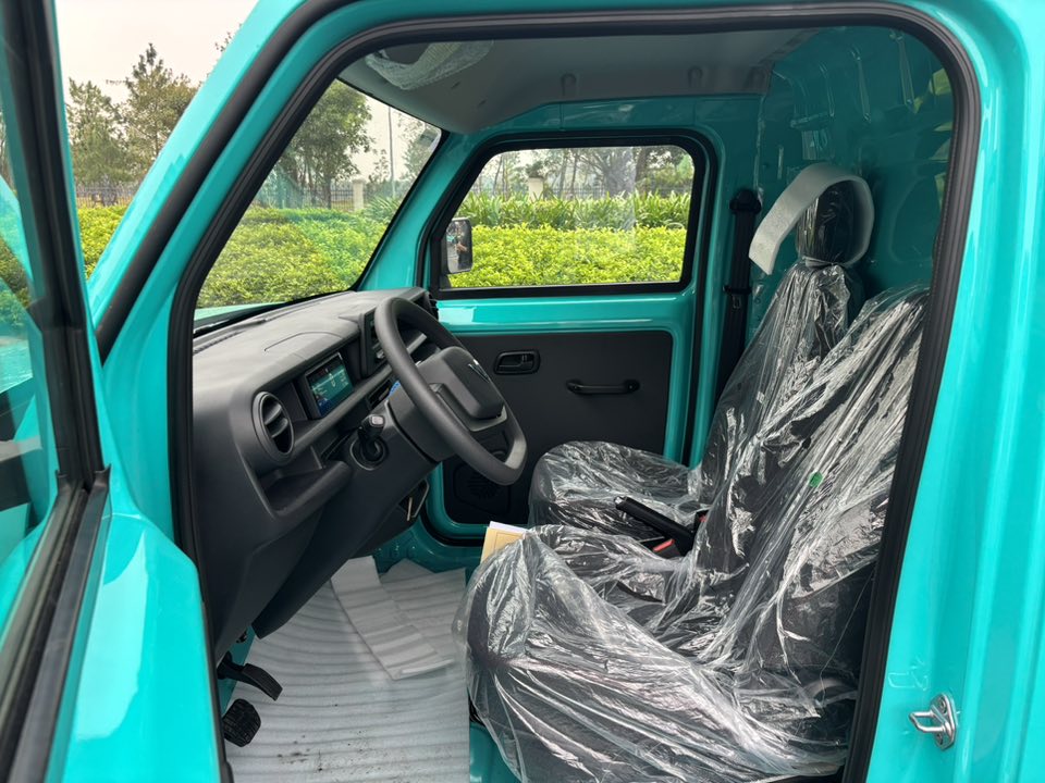 Hình chi tiết VinFast EC Van sắp bàn giao khách hàng: Nội thất tối giản, 1 màn hình, âm thanh radio, kính chỉnh điện, thùng hàng 2.600L- Ảnh 12.