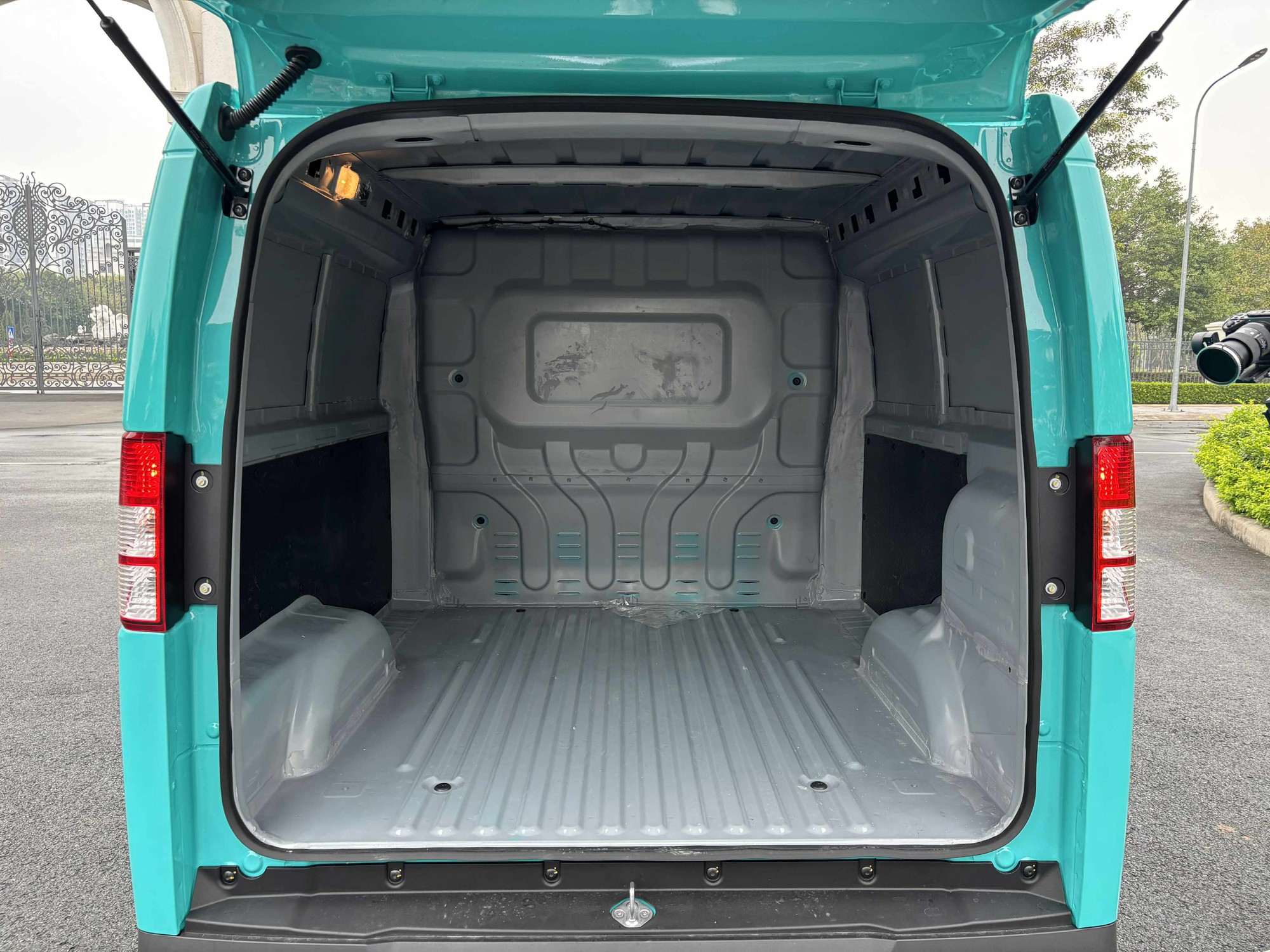 Hình chi tiết VinFast EC Van sắp bàn giao khách hàng: Nội thất tối giản, 1 màn hình, âm thanh radio, kính chỉnh điện, thùng hàng 2.600L- Ảnh 13.