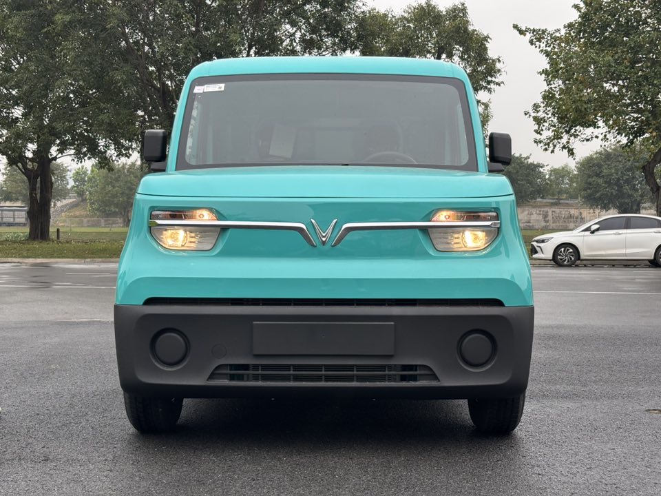 Hình chi tiết VinFast EC Van sắp bàn giao khách hàng: Nội thất tối giản, 1 màn hình, âm thanh radio, kính chỉnh điện, thùng hàng 2.600L- Ảnh 2.