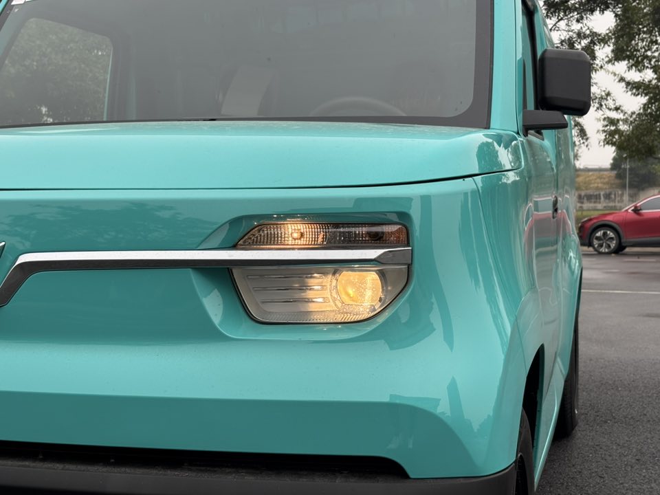 Hình chi tiết VinFast EC Van sắp bàn giao khách hàng: Nội thất tối giản, 1 màn hình, âm thanh radio, kính chỉnh điện, thùng hàng 2.600L- Ảnh 4.