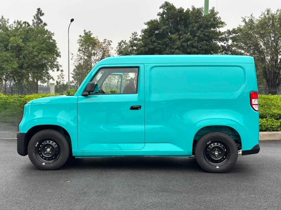 Hình chi tiết VinFast EC Van sắp bàn giao khách hàng: Nội thất tối giản, 1 màn hình, âm thanh radio, kính chỉnh điện, thùng hàng 2.600L- Ảnh 14.