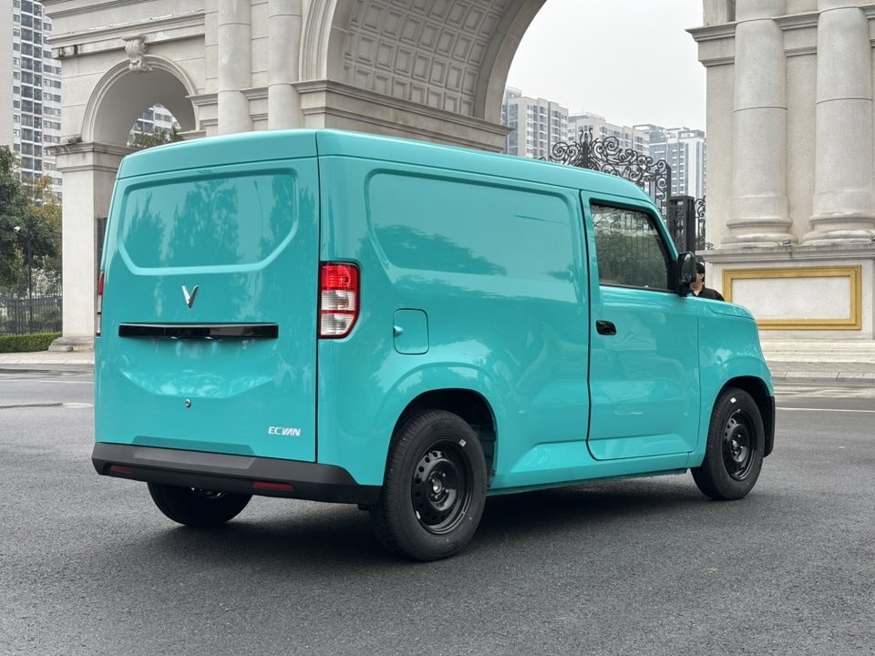 Hình chi tiết VinFast EC Van sắp bàn giao khách hàng: Nội thất tối giản, 1 màn hình, âm thanh radio, kính chỉnh điện, thùng hàng 2.600L- Ảnh 3.