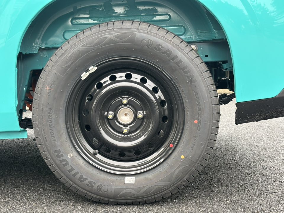 Hình chi tiết VinFast EC Van sắp bàn giao khách hàng: Nội thất tối giản, 1 màn hình, âm thanh radio, kính chỉnh điện, thùng hàng 2.600L- Ảnh 7.