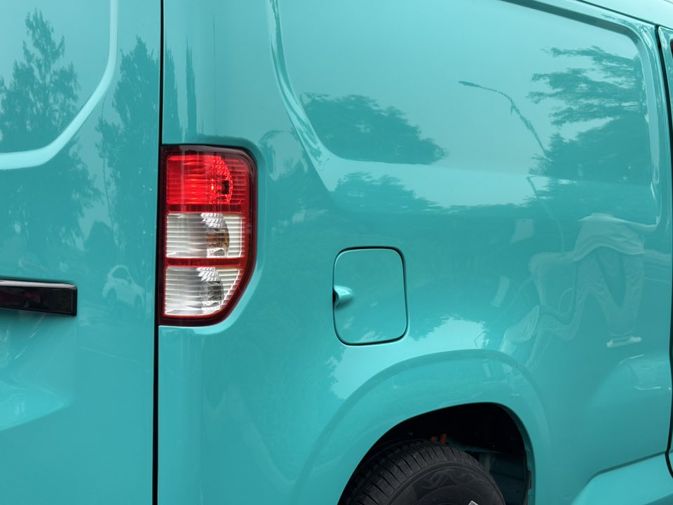 Hình chi tiết VinFast EC Van sắp bàn giao khách hàng: Nội thất tối giản, 1 màn hình, âm thanh radio, kính chỉnh điện, thùng hàng 2.600L- Ảnh 6.