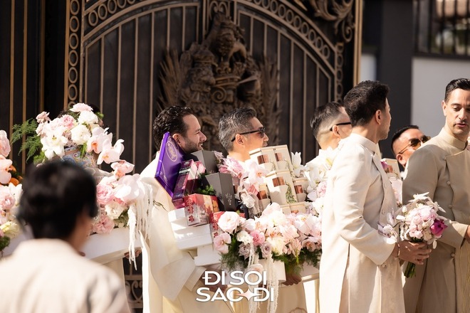 Đám cưới Tiên Nguyễn: Dàn sính lễ cực khủng, Rolls-Royce và hàng dài xe sang bạc tỷ nối đuôi rước dâu gây choáng- Ảnh 10. Đám cưới Tiên Nguyễn: Dàn sính lễ cực khủng, Rolls-Royce và hàng dài xe sang bạc tỷ nối đuôi rước dâu gây choáng- Ảnh 10.