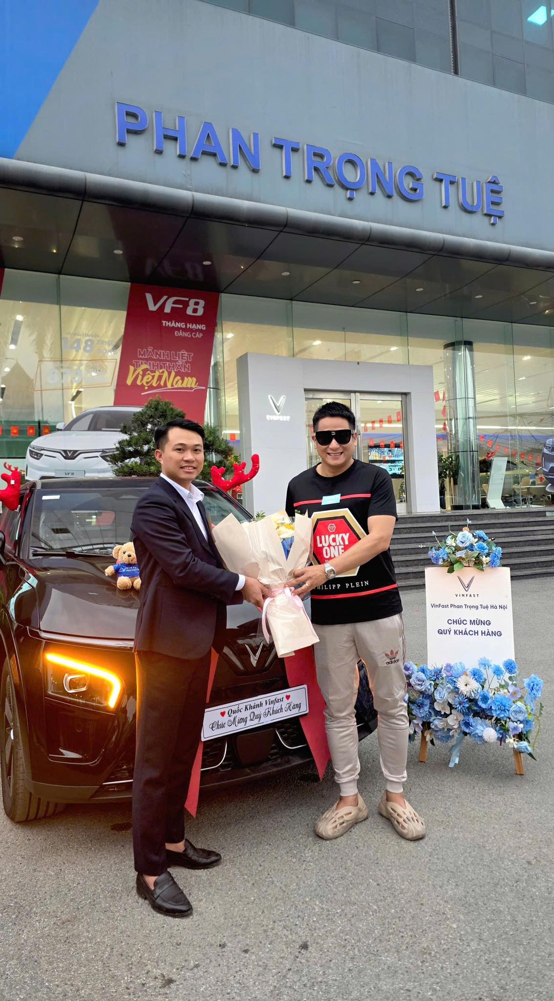 Chưa thỏa mãn với cặp đôi VF 3, nam diễn viên phim giờ vàng tậu luôn VinFast VF 7, mua xe vì thấy đẹp nhưng lý do thực sự là đây- Ảnh 2.