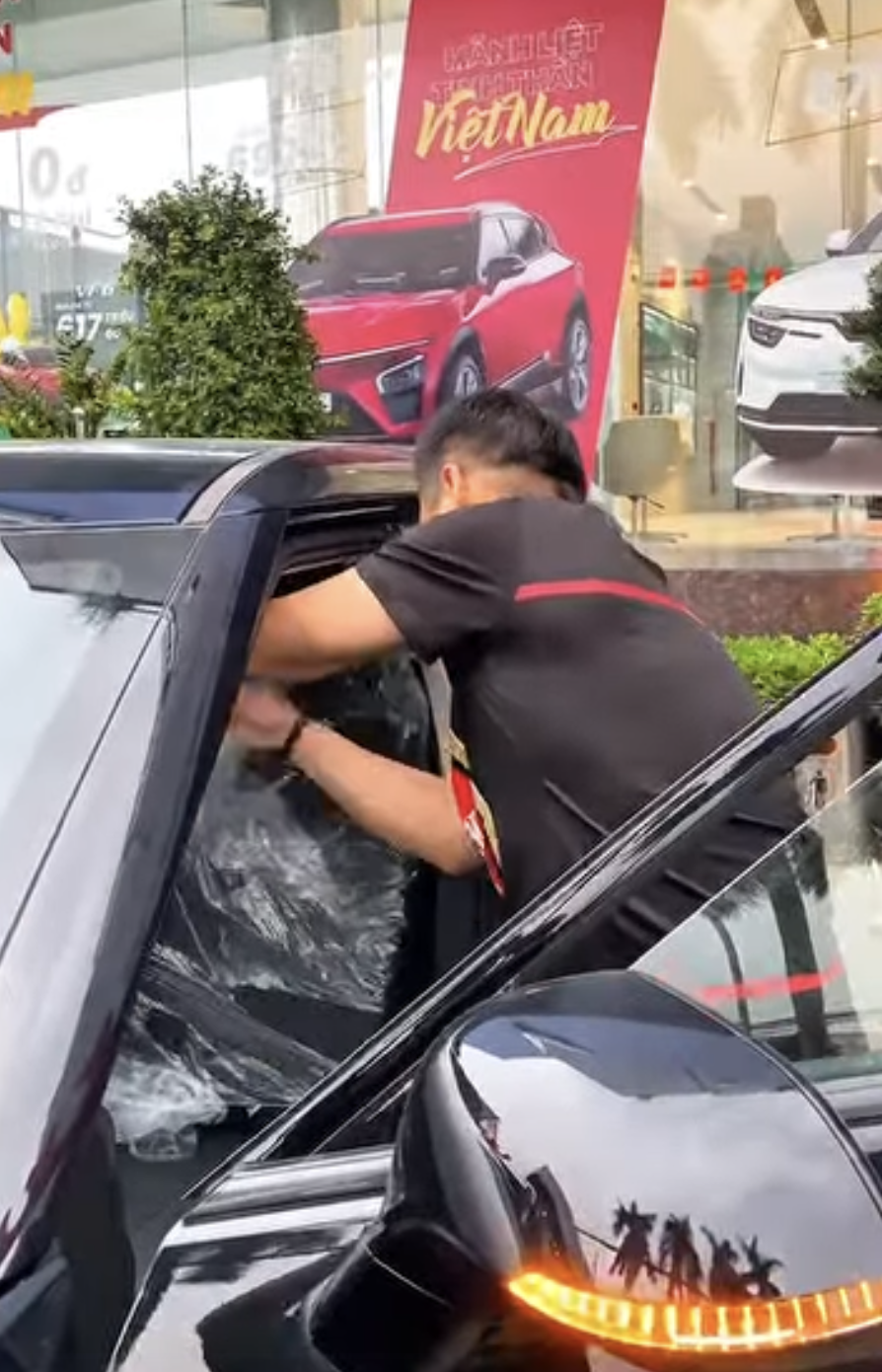 Chưa thỏa mãn với cặp đôi VF 3, nam diễn viên phim giờ vàng tậu luôn VinFast VF 7, mua xe vì thấy đẹp nhưng lý do thực sự là đây- Ảnh 4.